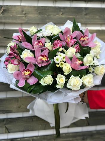 Букет цветов из: Розы и Хризантемы в Светлые Горы