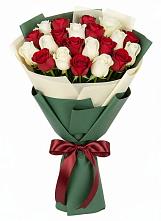 Букет Микс из красных и белых роз в Светлые Горы