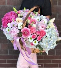 Цветочная композиция из Розы, Хризантемы, Пионы и Лизиантусы в корзине #REPLACE_PRED# Светлые Горы