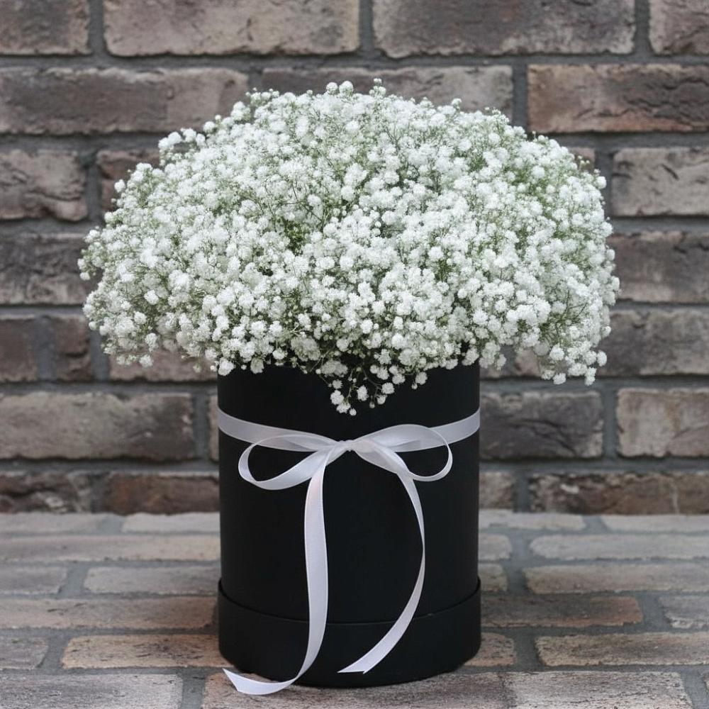 Цветочная композиция из Гипсофила в шляпной коробке в Светлые Горы