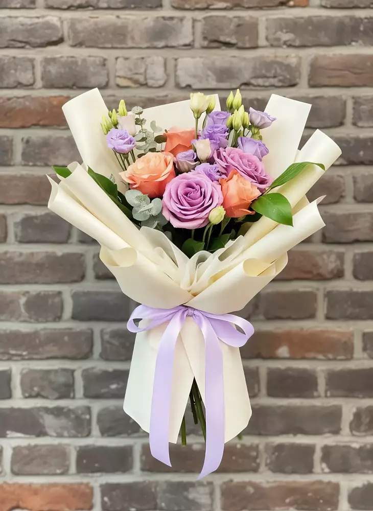 Букет цветов из: Лизиантусы и Розы в Светлые Горы