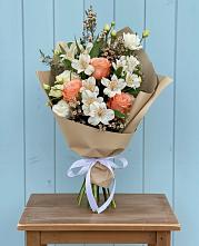 Букет цветов из:  Альстромерии, Лизиантусы, Розы и Хризантемы в Светлые Горы