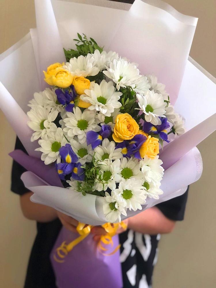 Букет цветов из: Ирисы, Хризантемы и Розы в Светлые Горы