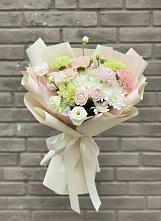 Букет цветов из:  Гвоздики, Розы, Лизиантусы и Хризантемы в Светлые Горы