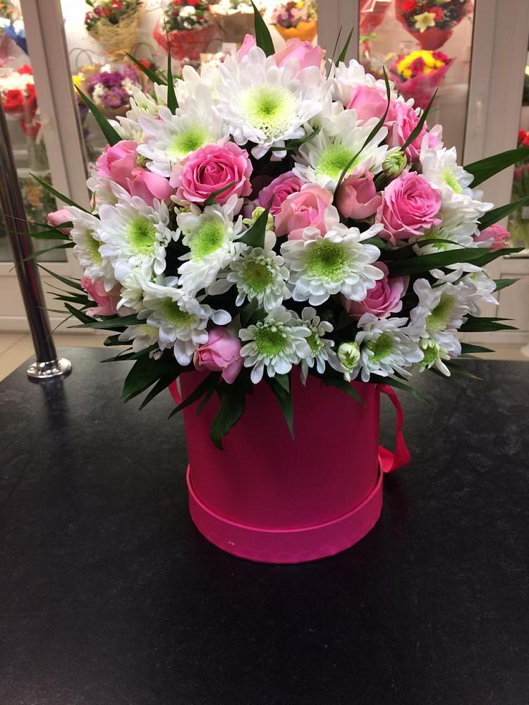 Цветочная композиция из Розы и Хризантемы в шляпной коробке в Светлые Горы