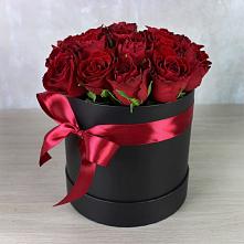 Цветочная композиция из Розы в шляпной коробке в Светлые Горы