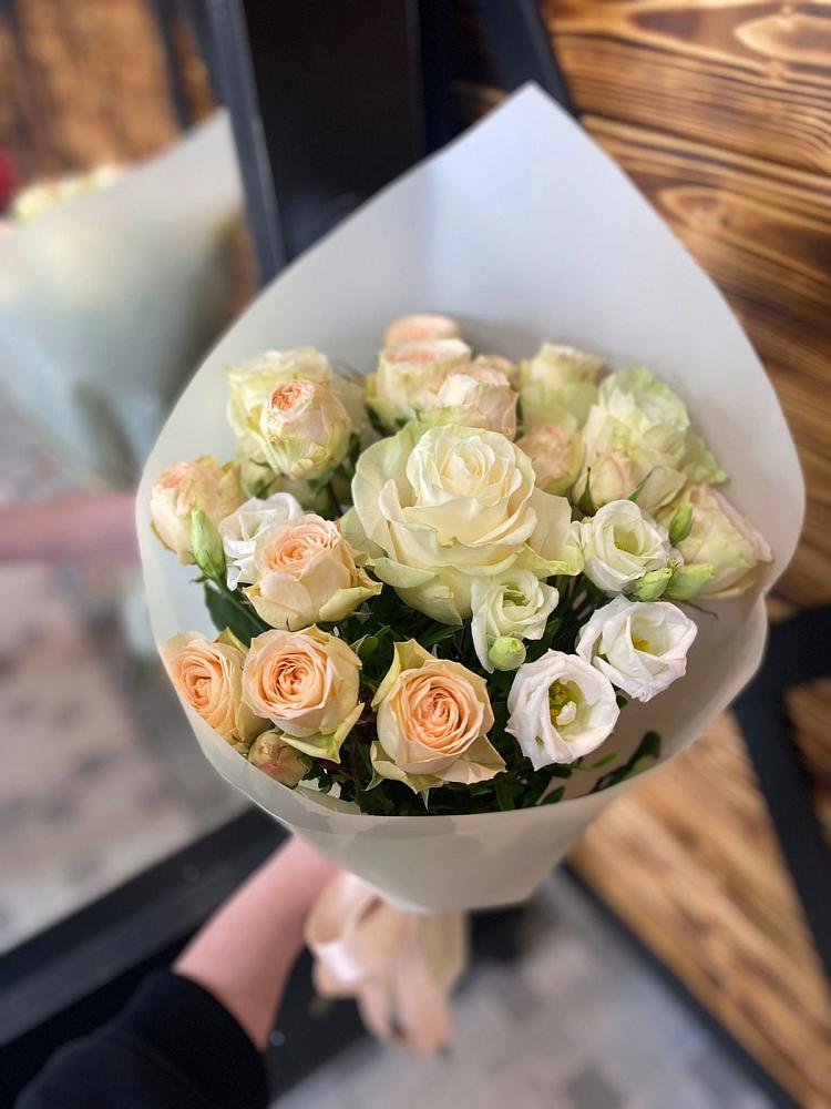 Букет цветов из: Розы и Лизиантусы в Светлые Горы